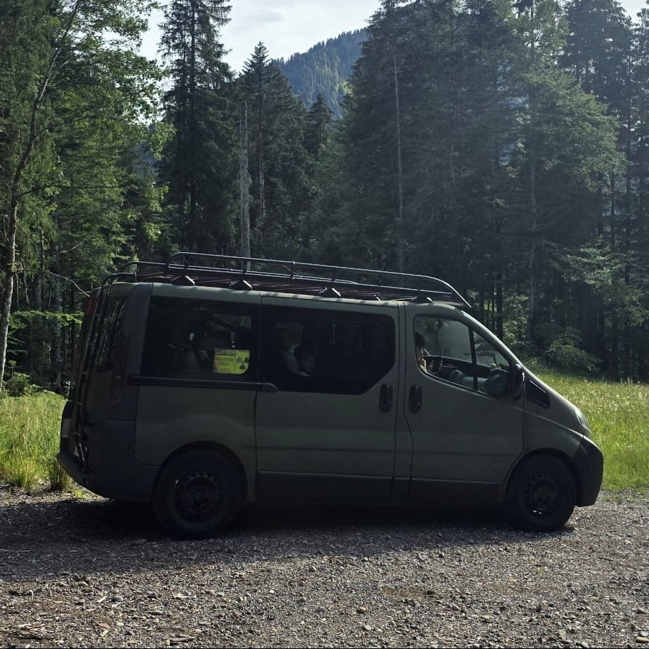 Militär Camper Bus im Schweizer Armee-Style für Outdoor-Camping und Vanlife in den Schweizer Bergen