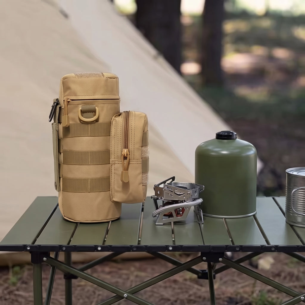 Flaschenhalter Coyote Braun auf Campingtisch in der Natur – Tactical Army von ArmyDropz
