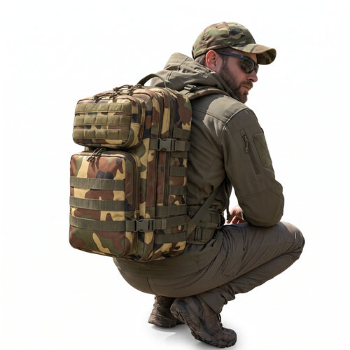 Mann kniend in Outdoor-Bekleidung mit dem 50L Armee & Militär Rucksack mit Tarnmuster im Army Shop Schweiz