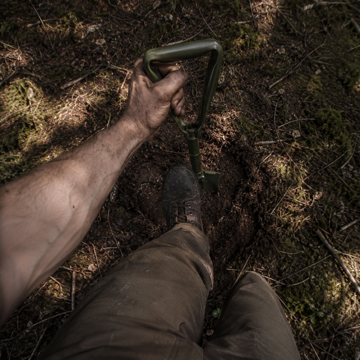Klappspaten im Survival-Einsatz im Wald – Army Shop Schweiz.