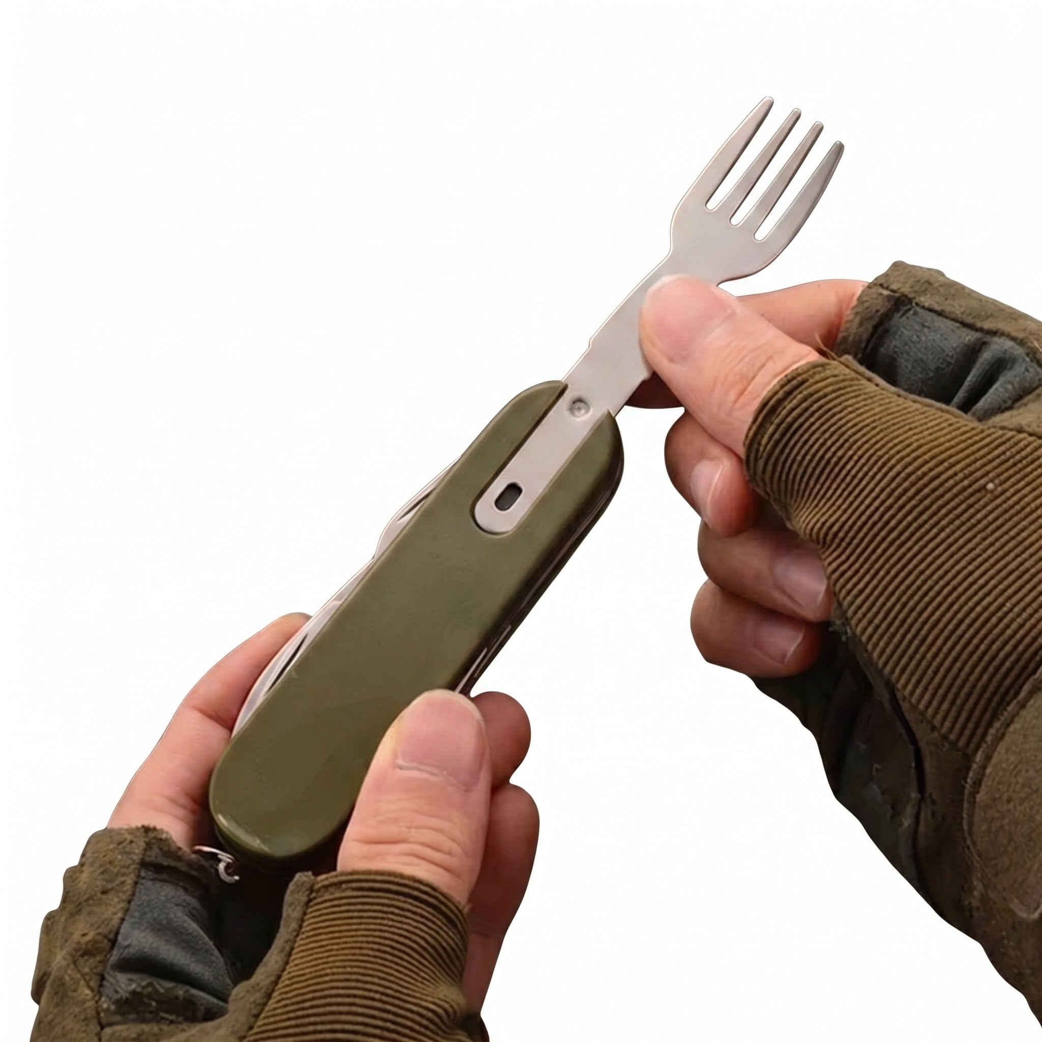 Gabel wird vom Campingbesteck klappbar abgenommen – Hände mit Tactical-Handschuhen zeigen den Steckmechanismus vor weissem Hintergrund