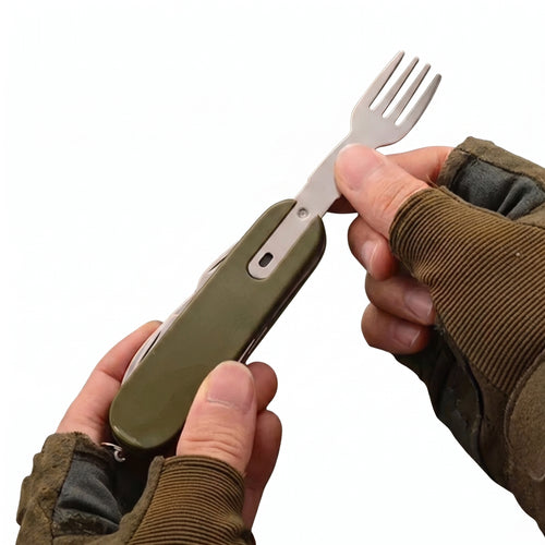 Gabel wird vom Campingbesteck klappbar abgenommen – Hände mit Tactical-Handschuhen zeigen den Steckmechanismus vor weissem Hintergrund