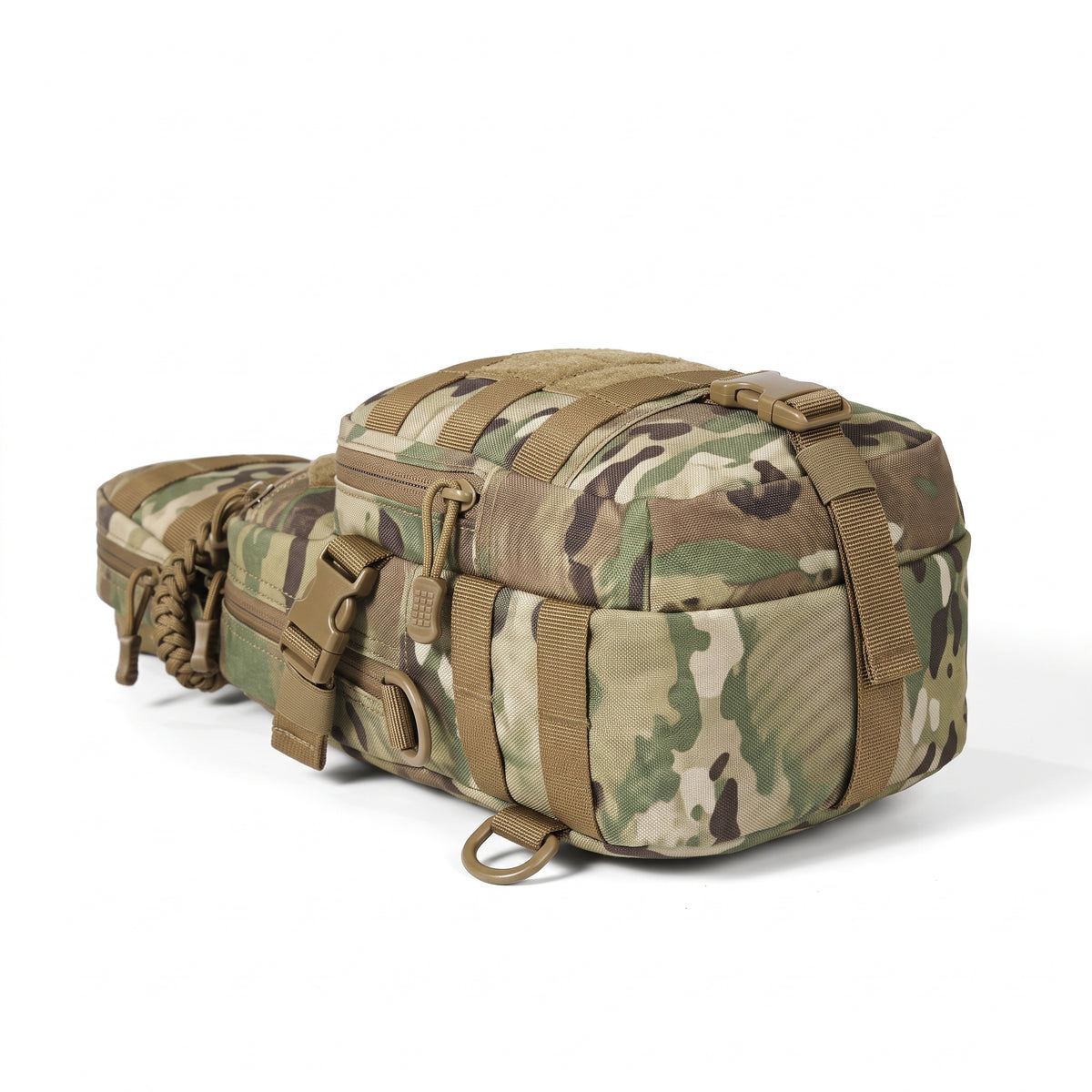 Liegende taktische EDC Sling Bag im Tarnmuster. Detailansicht der robusten Schnallen, Fächer und des Materials für maximale Outdoor-Tauglichkeit.