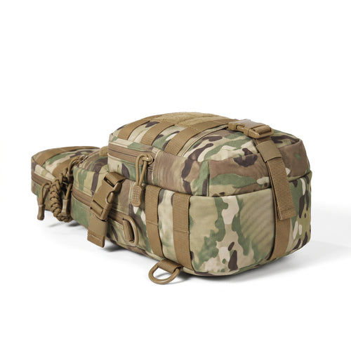 Liegende taktische EDC Sling Bag im Tarnmuster. Detailansicht der robusten Schnallen, Fächer und des Materials für maximale Outdoor-Tauglichkeit.