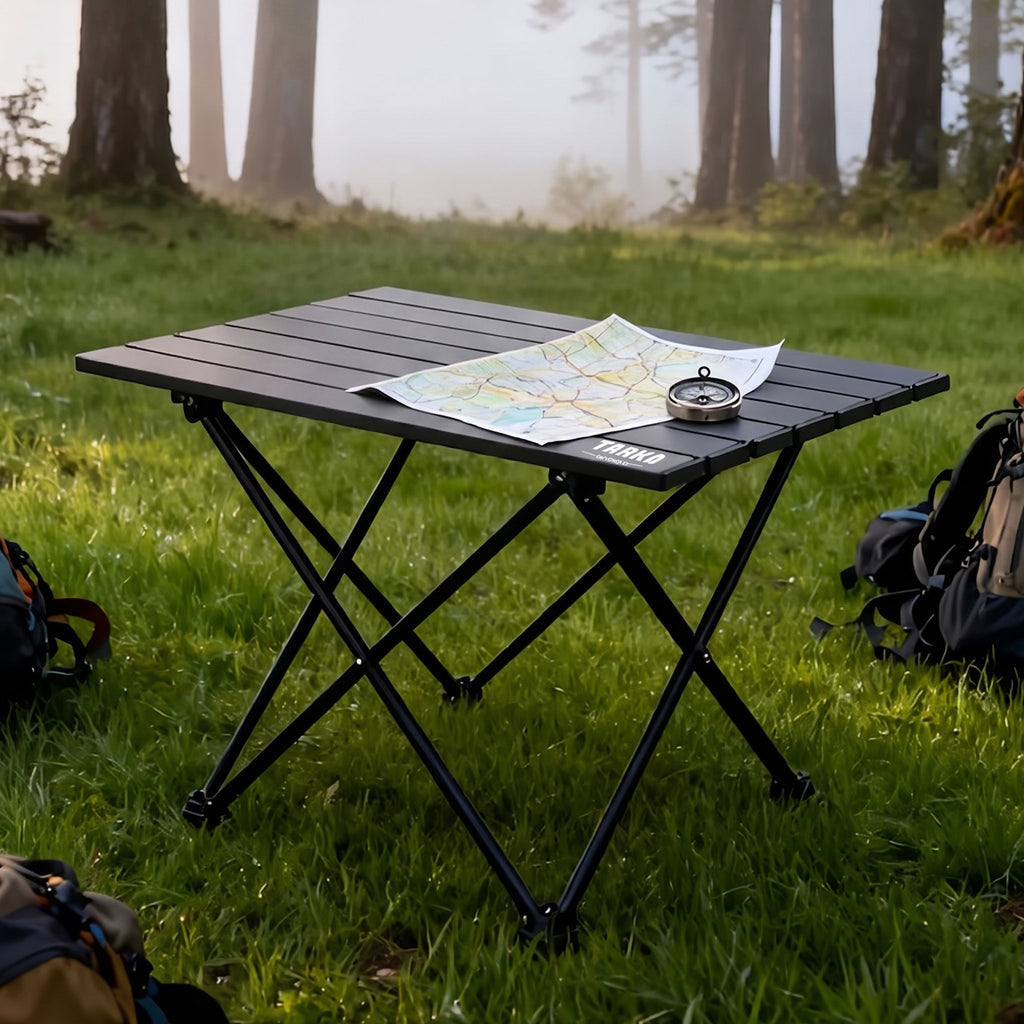 Faltbarer Camping-Tisch TARKA im Wald beim Camping – Army Dropz Armee Shop Schweiz