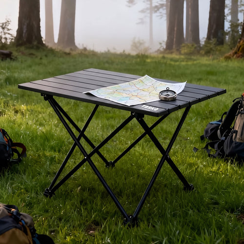 Faltbarer Camping-Tisch TARKA im Wald beim Camping – Army Dropz Armee Shop Schweiz