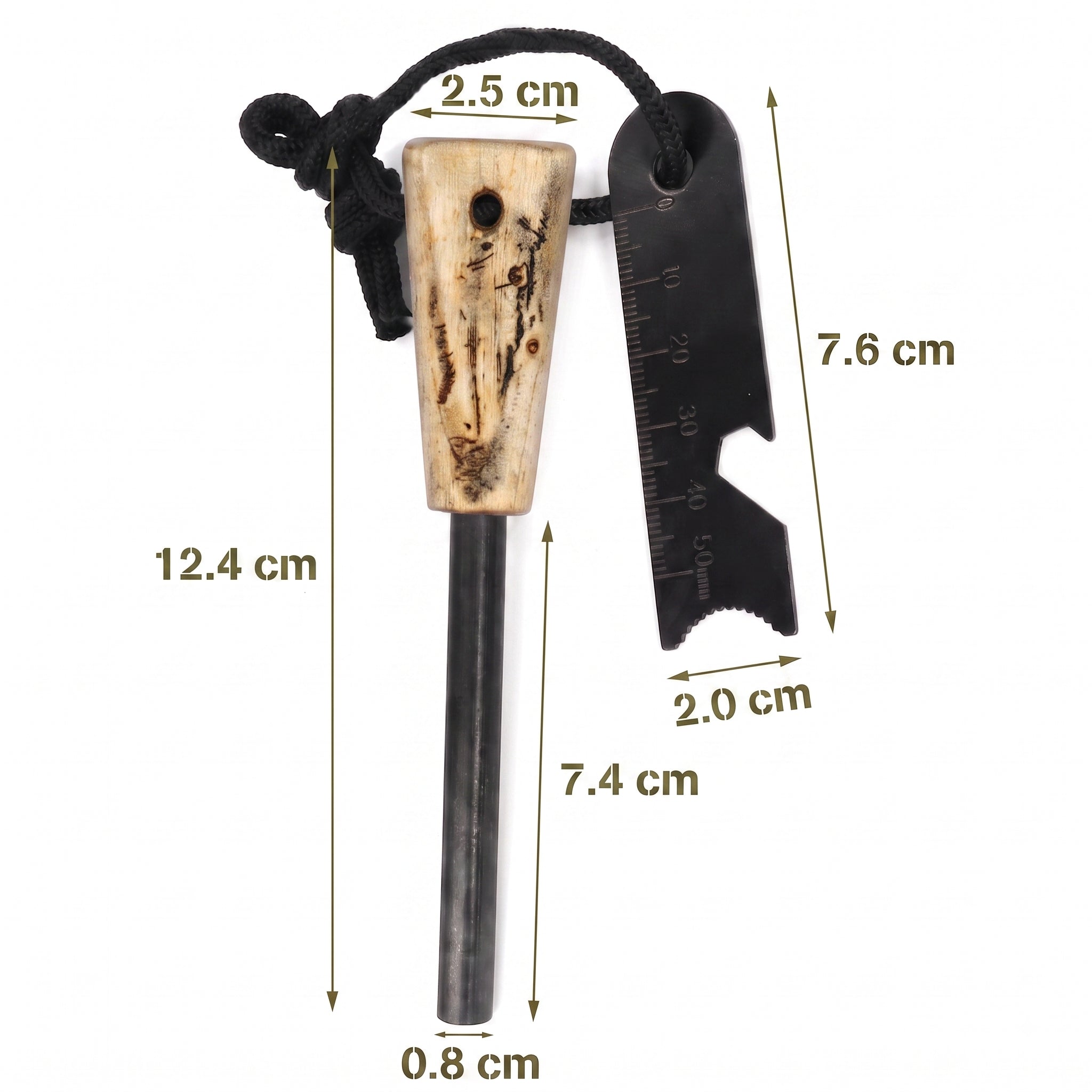 Technische Detailaufnahme des Feuerstahls mit Bemaßung: Holzgriff mit flammgeflammter Optik, Zündstab und Schaber mit Maßen (12.4 cm, 7.6 cm etc.)