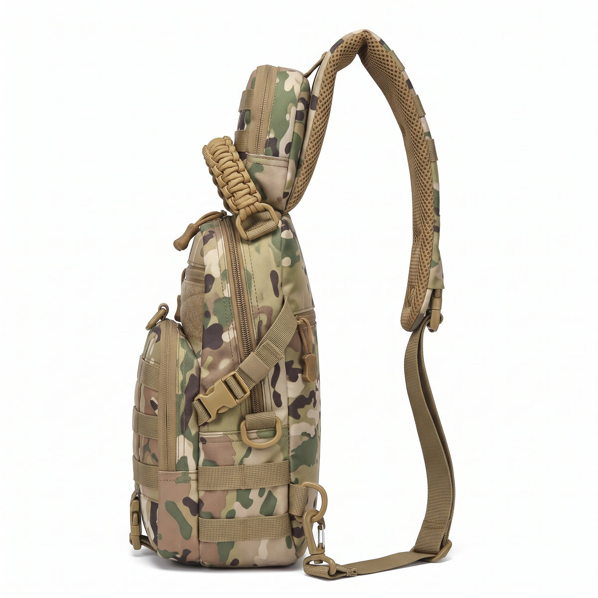 Seitenansicht der taktischen Umhängetasche in Camouflage. Zeigt den ergonomischen, gepolsterten Tragegurt mit atmungsaktivem Mesh der EDC Sling Bag.
