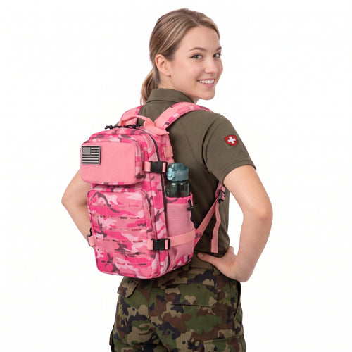 Taktischer Damen Daypack in Rosa Tarnmuster getragen für Gym und Freizeit